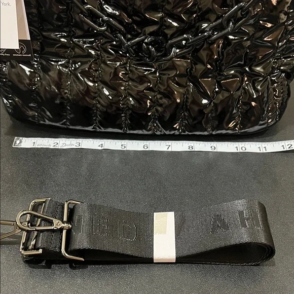 Ah-dorned | Classic Black Metallic Tote Bag w/ Crossbody Strap & Bag Charm Chain - Picture 15 of 17